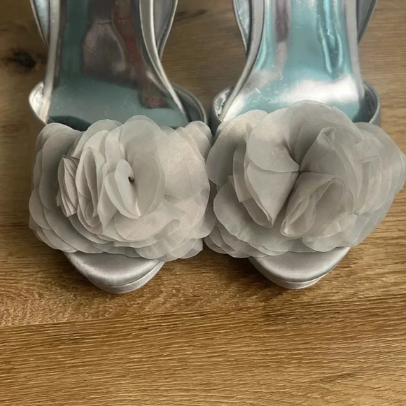 Audrey Brooke silver heels size 7 - Picture 4 of 16